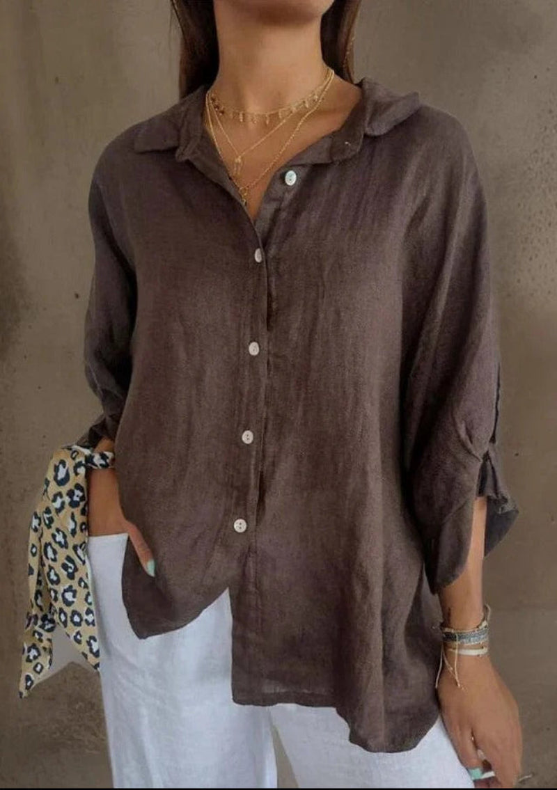Moderne Oversize Damenbluse für den Sommer. Lockere Freizeitbluse mit elegantem, dekorativem Rückendetail.