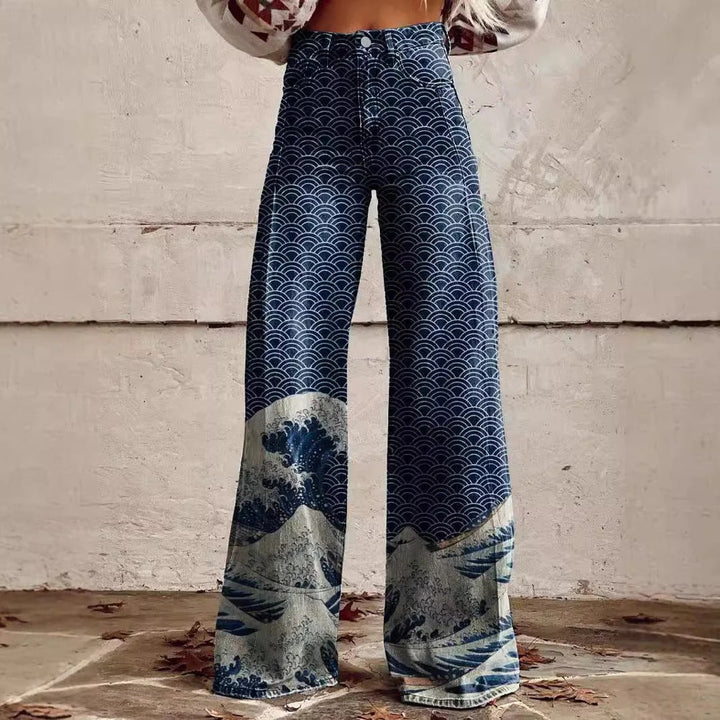 Leichte Damen Schlaghose mit Retro Blumenmuster, ideal für warme Sommertage.