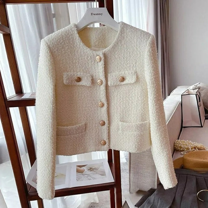 Stilvolle beige Damen Kurzjacke mit dekorativen Schmuckknöpfen. Ideal für einen femininen, klassischen Business-Look.