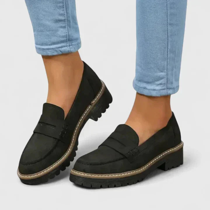 Orthopädische Plateau Loafer für Damen, bequem und stylisch für Alltag und Büro, in klassischem Design.