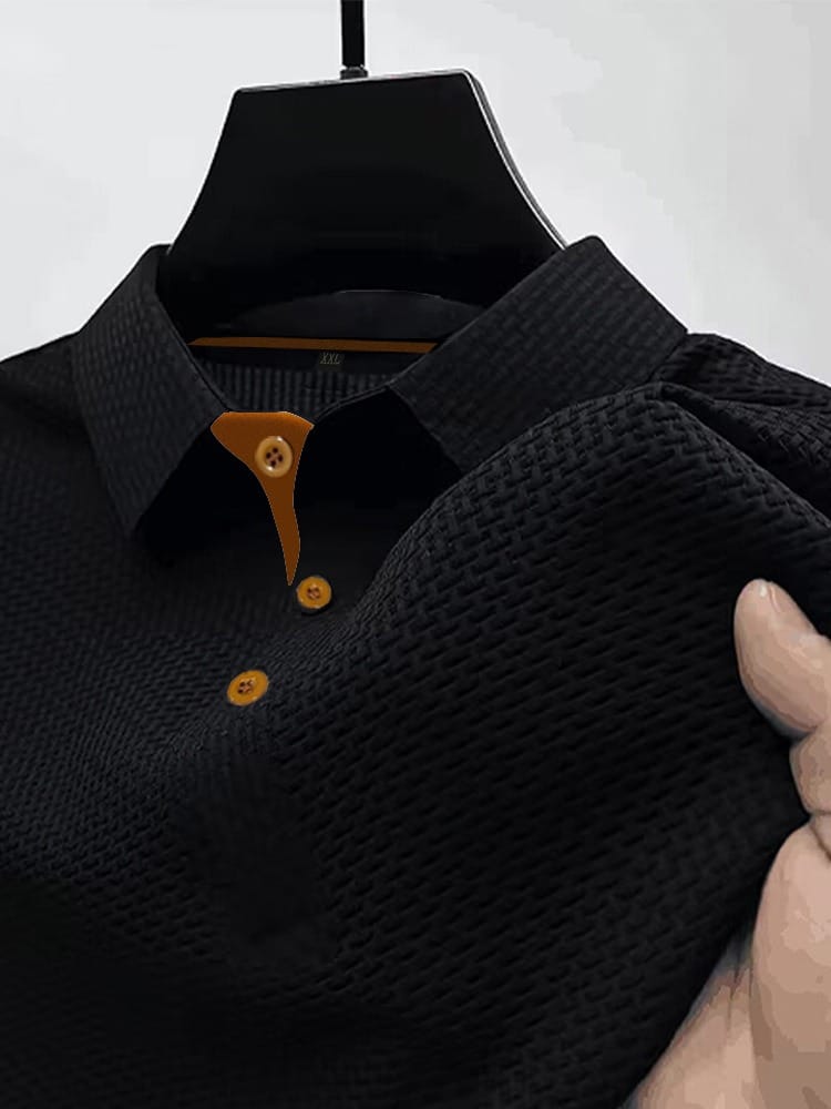 Nahaufnahme des Kragens und der Struktur vom Polo Mason in Schwarz