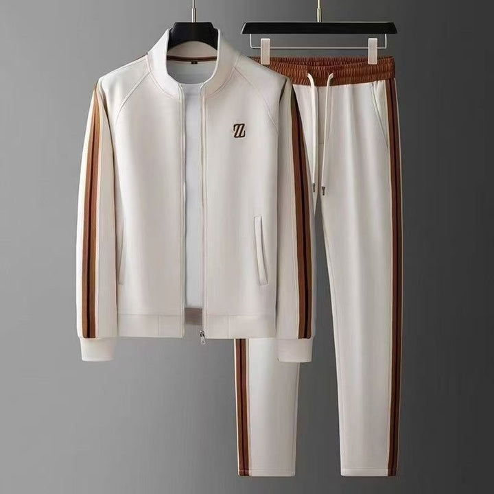 Moderne Herren Reißverschlussjacke des Trainingsanzug Sets, ideal für Sportbekleidung & Alltagsmode.