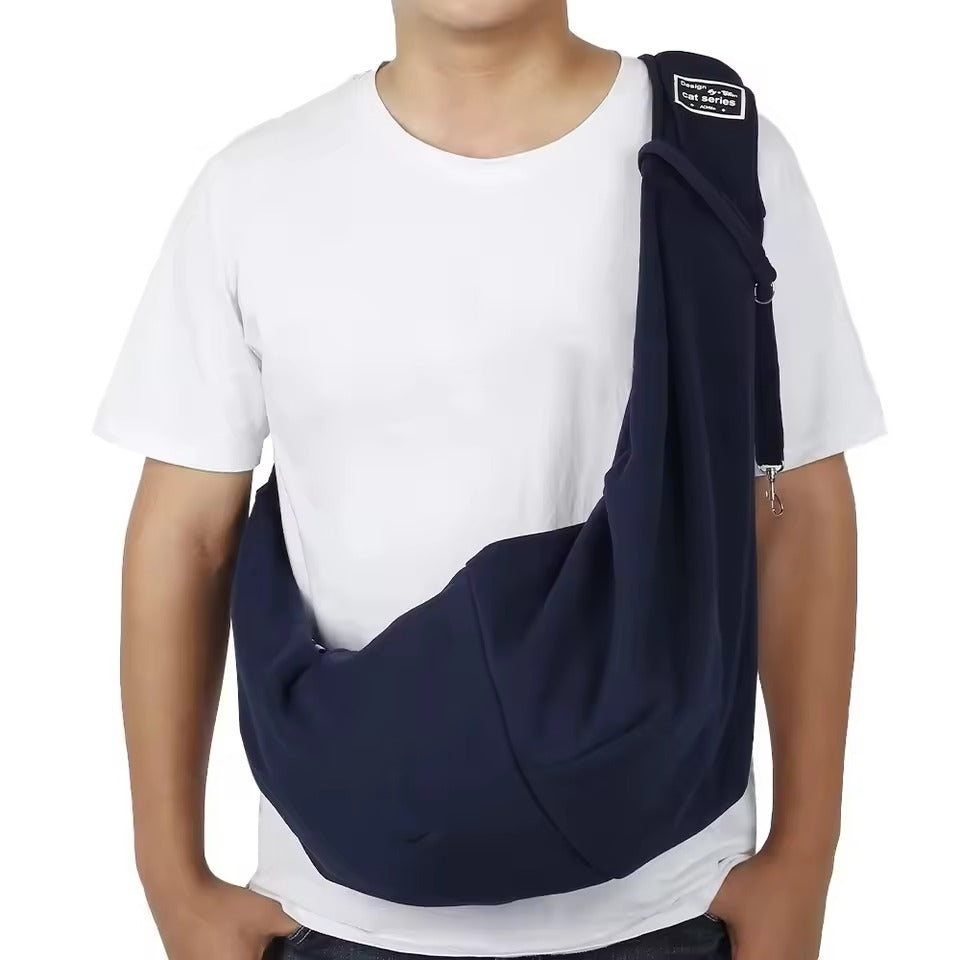 Person trägt graue Hundeschultertasche mit kleinem Hund, für entspannte Spaziergänge & Ausflüge.