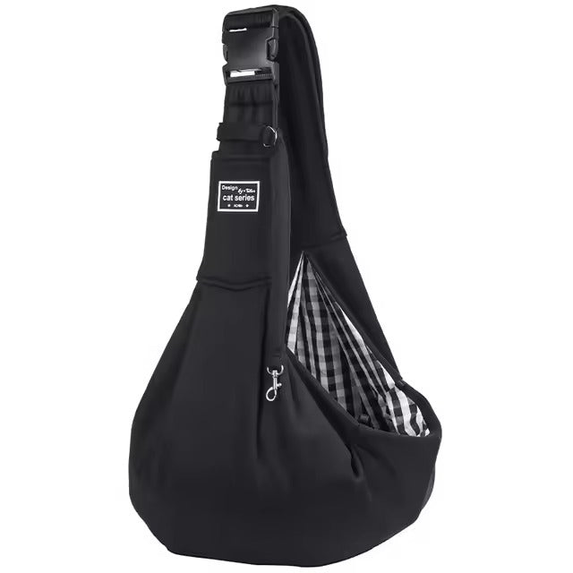 Hundeschultertasche im Park, perfekt für Outdoor-Abenteuer mit kleinen Hunden, sicher & bequem.