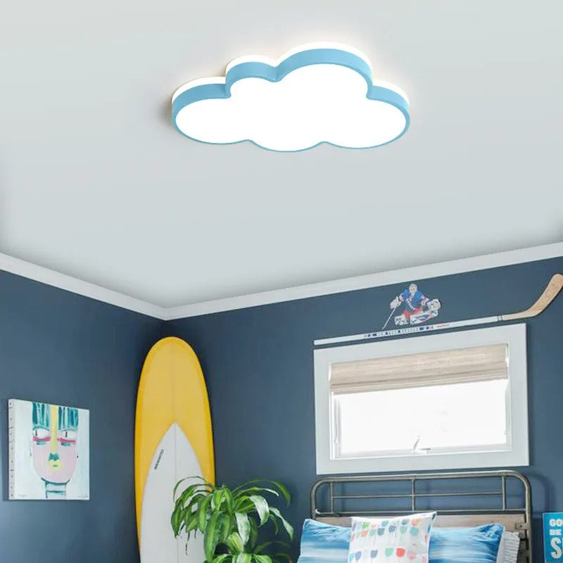 Weiße Wolken-Deckenleuchte aus Acryl mit warmweißer LED-Beleuchtung für gemütliche Kinderzimmer.