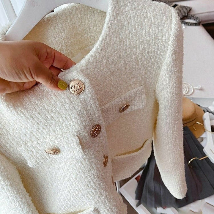 Feminine beige Damen Kurzjacke mit edlen Schmuckknöpfen. Eine stilvolle Übergangsjacke für moderne Frauen.