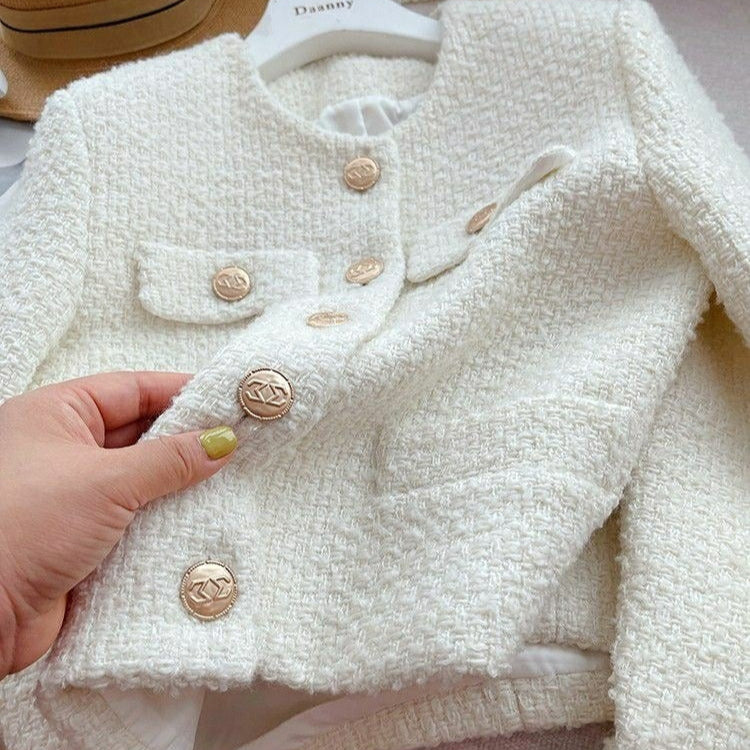 Modische beige Damen Kurzjacke, betont durch elegante Schmuckknöpfe. Ideal für den Business-Casual-Bereich.