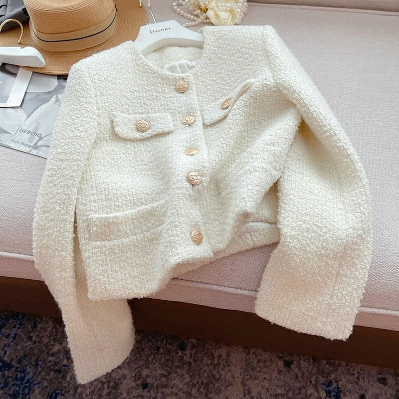 Elegante beige Damen Kurzjacke mit glänzenden Schmuckknöpfen. Perfekt als stilvolle Übergangs- oder Businessjacke.