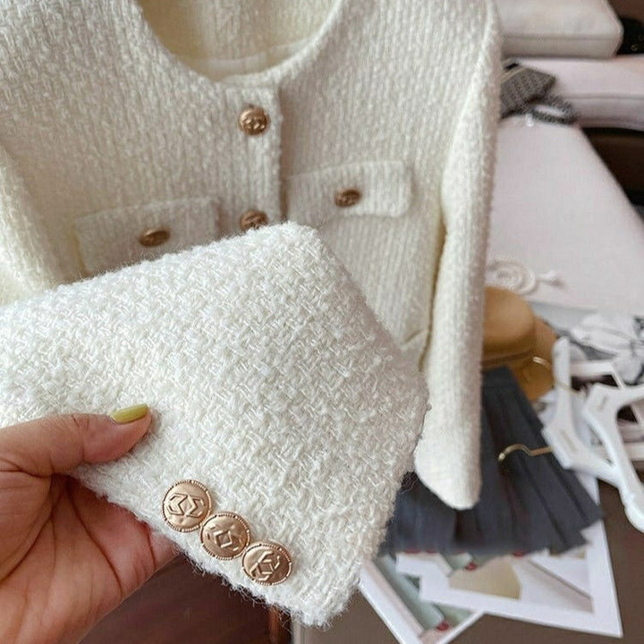 Klassische beige Damen Kurzjacke mit glamourösen Schmuckknöpfen. Vielseitige Freizeit- und elegante Businessjacke.