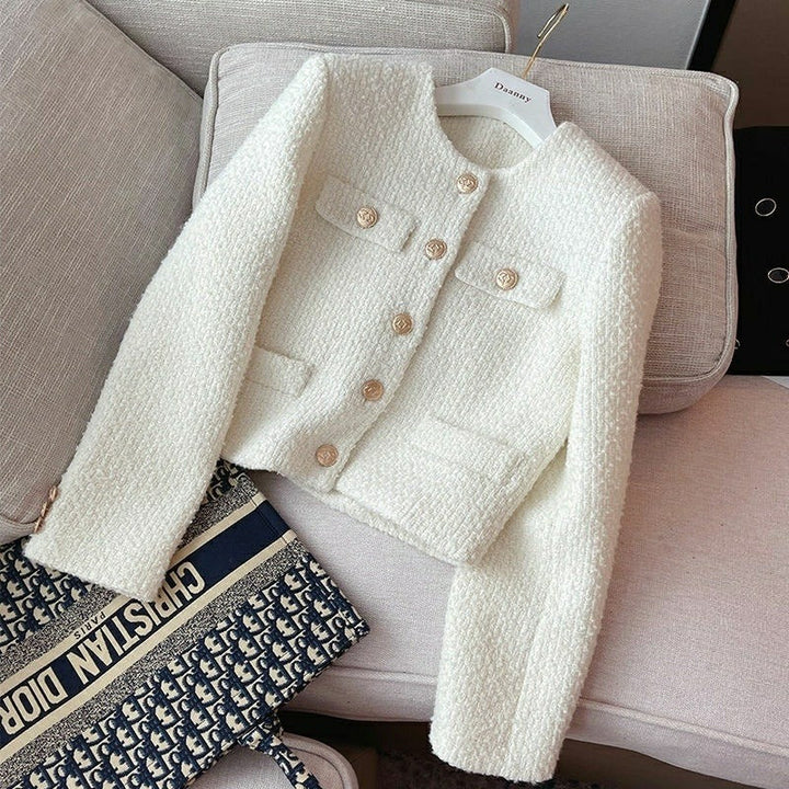 Luxuriöse beige Damen Kurzjacke mit funkelnden Schmuckknöpfen. Verleiht jedem Business- oder Freizeit-Outfit Chic.