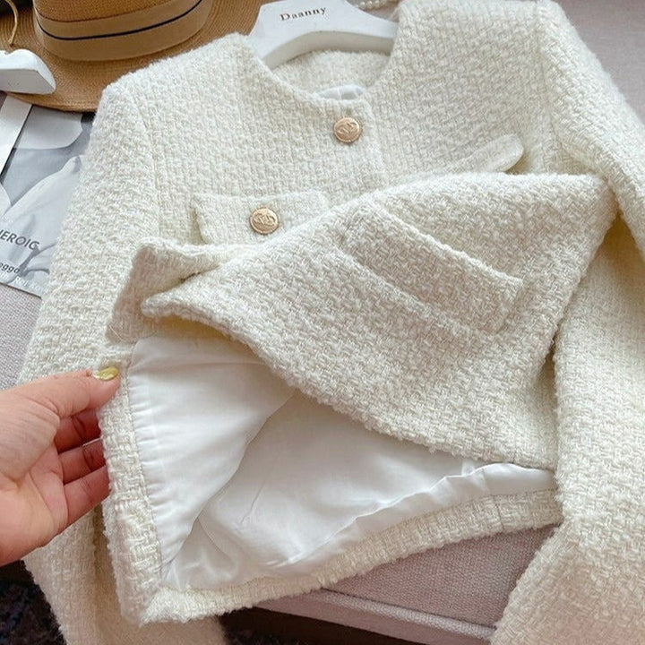Beige Damen Kurzjacke mit hochwertigen Schmuckknöpfen. Ein zeitloses Stück für Eleganz in Freizeit und Beruf.
