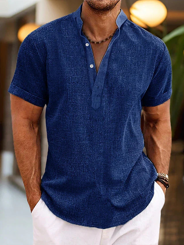 Detailaufnahme des klassischen Henley-Kragens und der Knopfleiste am stilvollen Herren Kurzarmshirt.