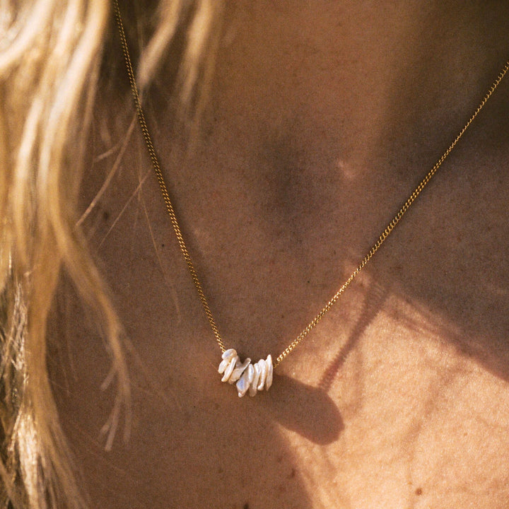 Elegante Damen Süßwasser Perlenkette in Gold, verstellbar & wasserfest, aus hochwertigem Edelstahl.