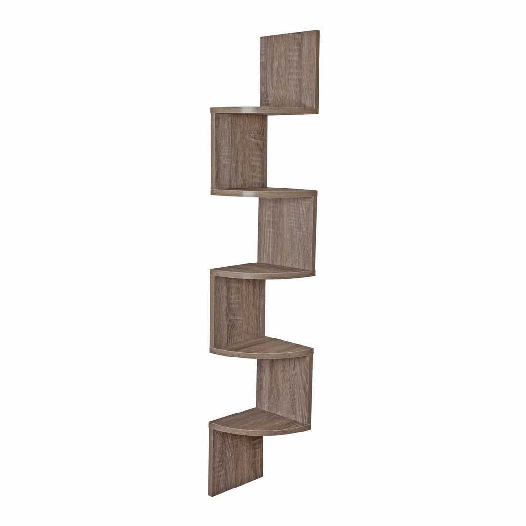Modernes Eckregal in Zigzag-Optik integriert sich harmonisch in ein stilvolles Wohnzimmer und spart Platz.