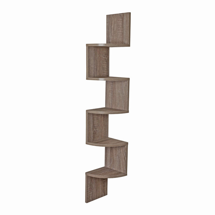 Modernes Eckregal in Zigzag-Optik integriert sich harmonisch in ein stilvolles Wohnzimmer und spart Platz.