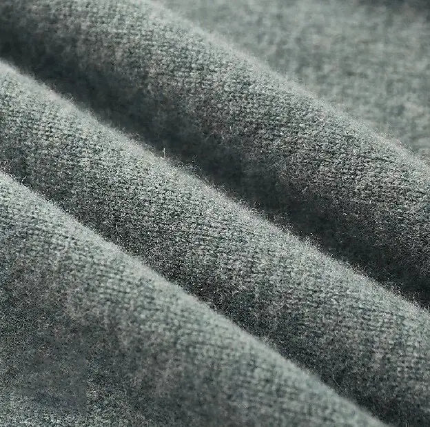 Grauer Herren Rollkragenpullover, vielseitig kombinierbar für stilvolle Herbst- und Winter-Outfits.