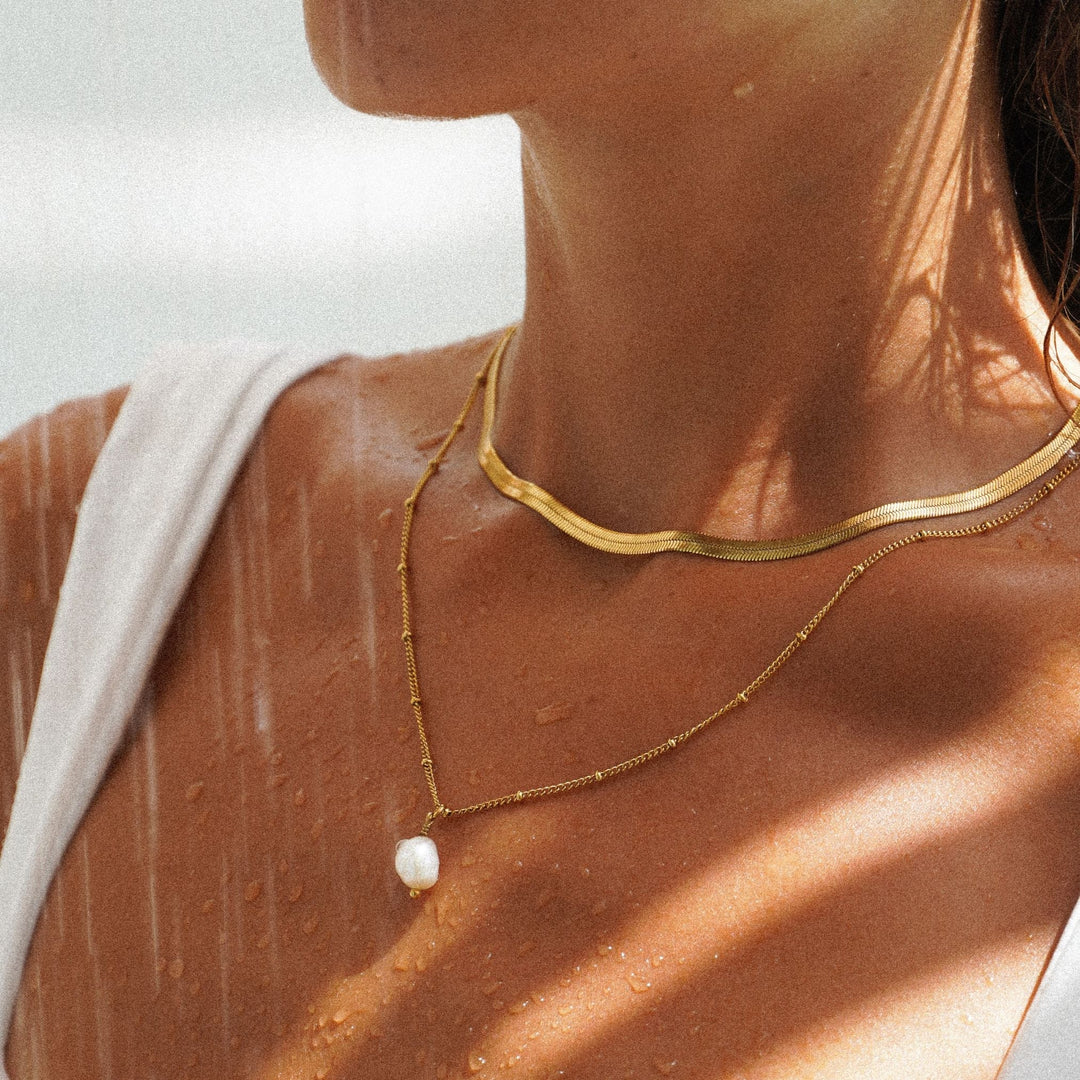 Vielseitiges Damen Gold Layering Set: Wasserdichte Herringbone Kette & Perlen-Anhänger, ideal für jeden Anlass.