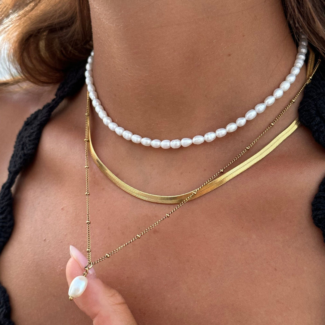 Zeitloses Damen Schmuck Set: Wasserfeste Goldkette und Süßwasserperlenkette zum trendigen Layering.
