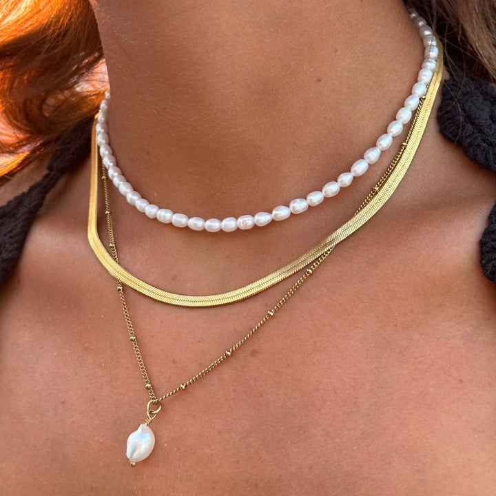 Modisches Goldketten-Set für Damen, wasserfest. Perlenkette und schlichte Goldkette für den Layering Look.