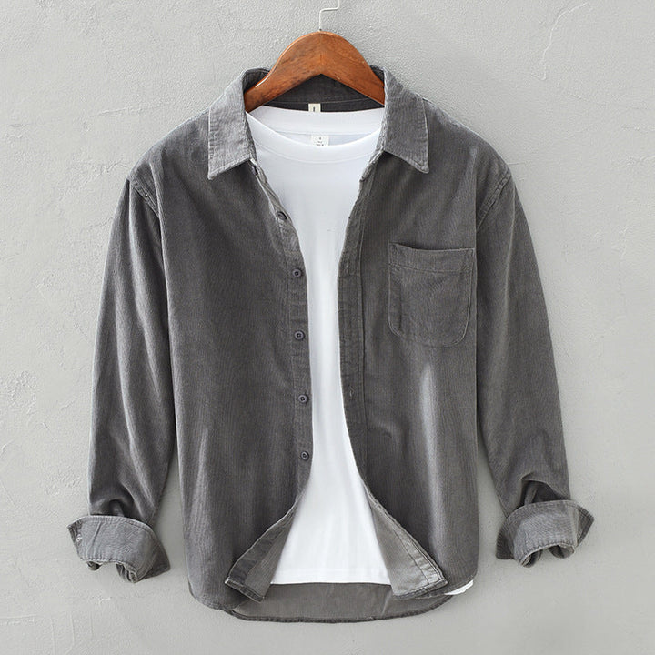 Modernes Herren Freizeithemd Arvid aus Cord, Langarm, im Retro-Stil, ideal für trendige Herbst- & Wintermode.