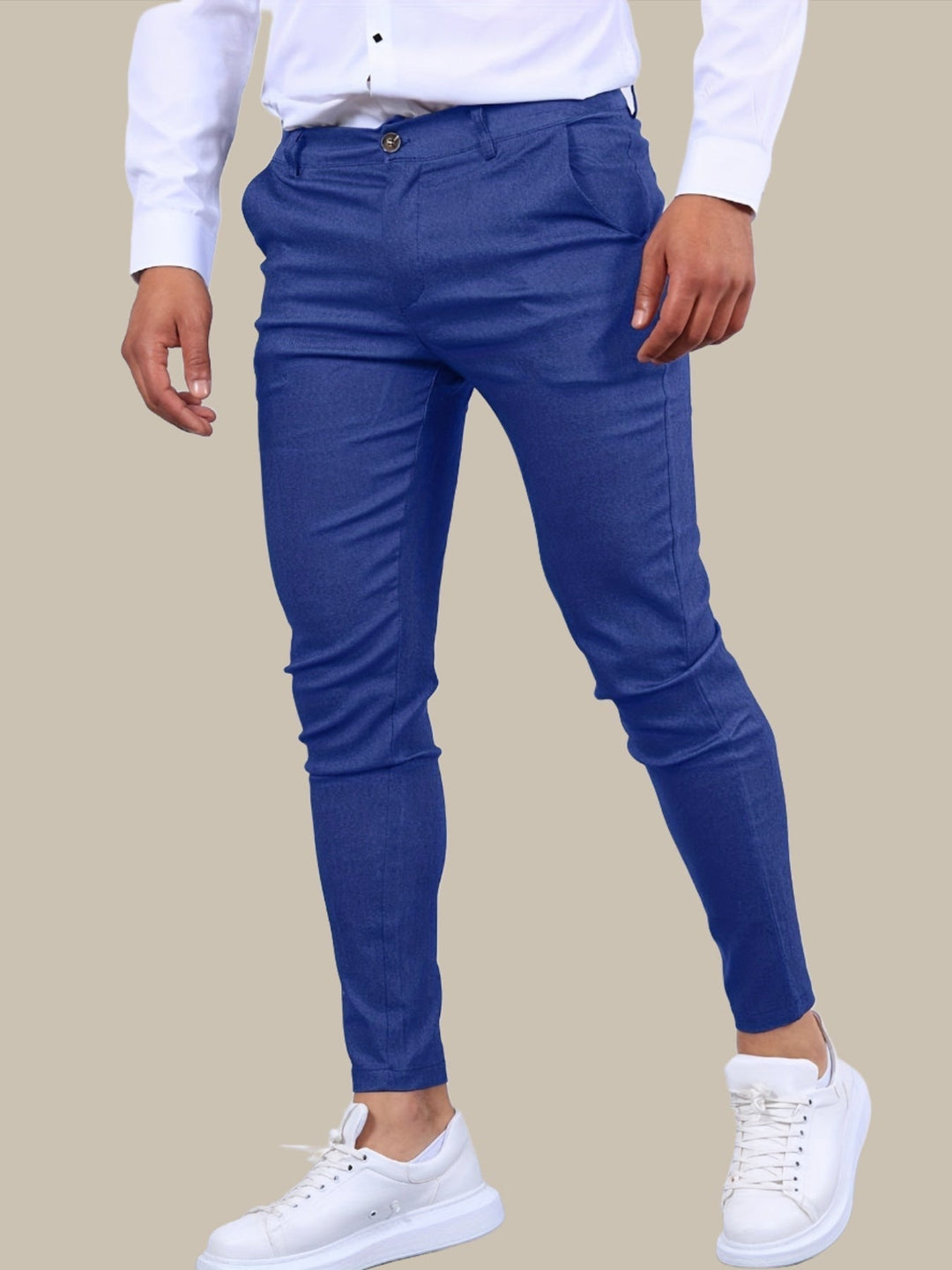 Modische Herbst Herren Chinohose Skinny Fit, taillierte Hose für aktuelle Herrenmode-Trends.