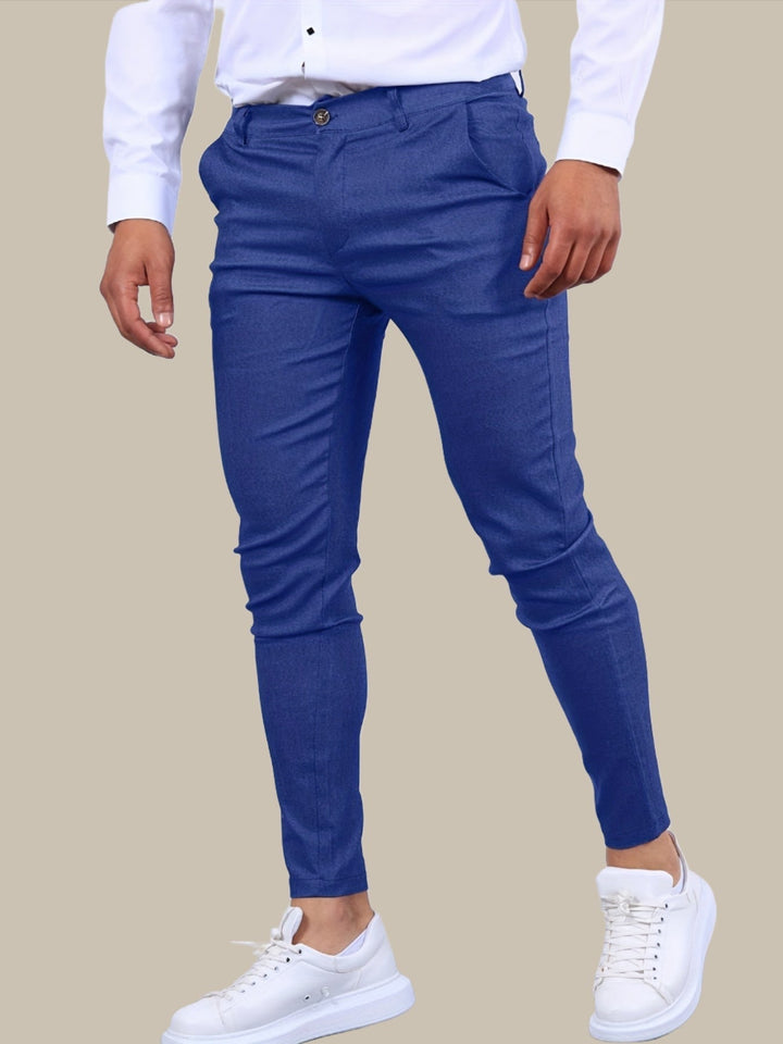 Modische Herbst Herren Chinohose Skinny Fit, taillierte Hose für aktuelle Herrenmode-Trends.