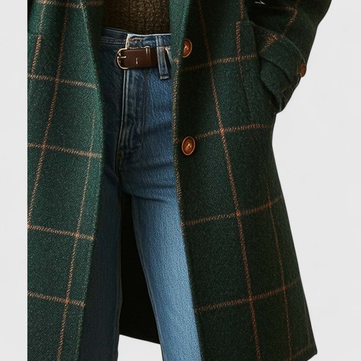 Damen Karomantel mit klassischem Karomuster. Grüner, stilvoller Mantel für elegante Herbst- und Winteroutfits.