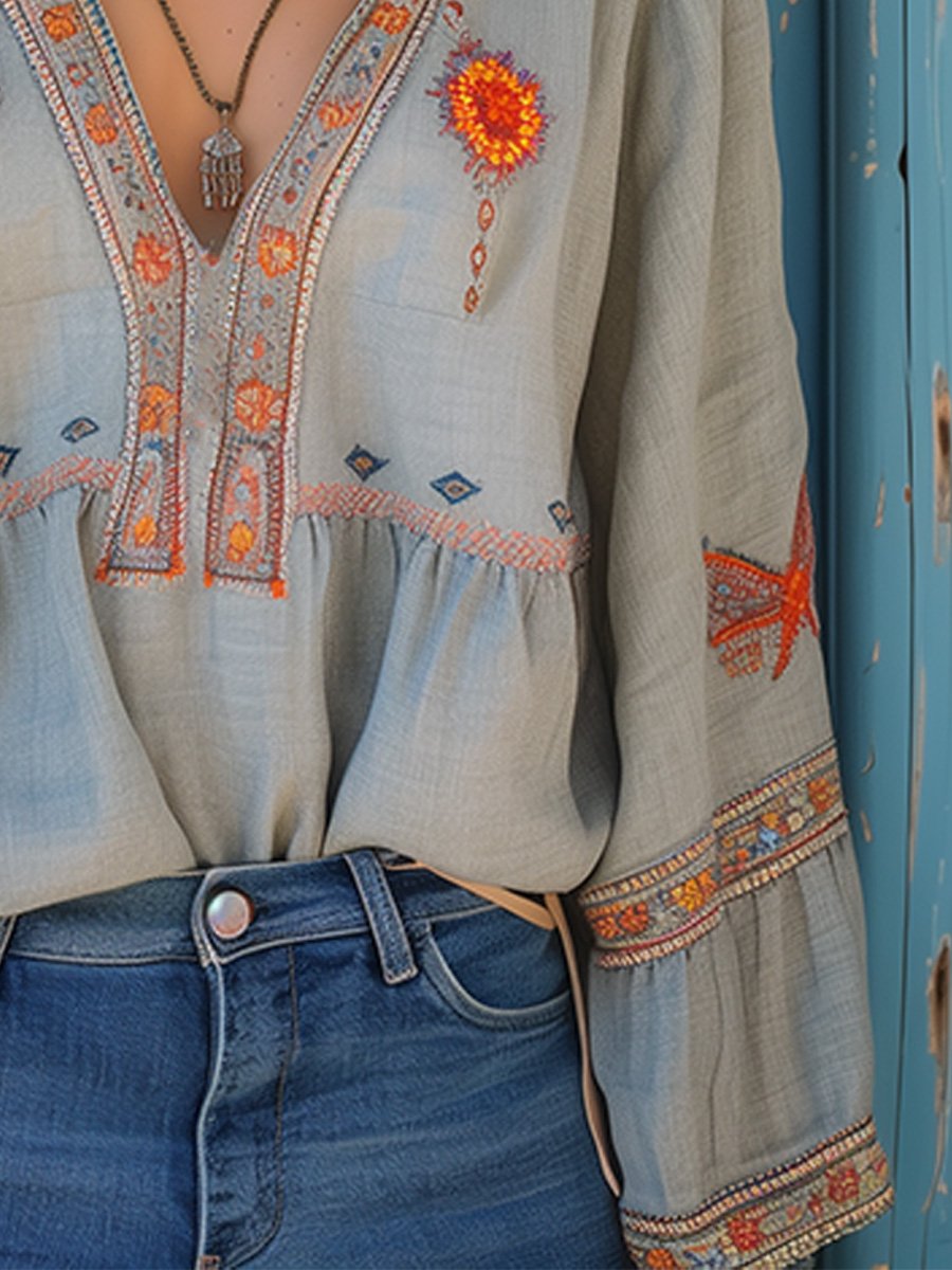 Modische hellblaue Damen Boho-Bluse mit V-Ausschnitt und detailreicher Stickerei für den Frühling.