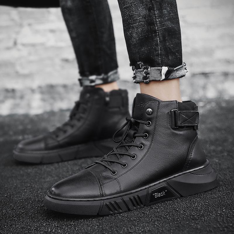 Seitenansicht schwarzer handgefertigter Herren-Lederstiefel, ShadowStep-Modell, robust und modisch.