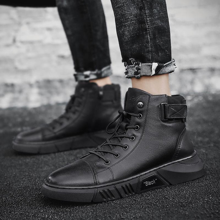 Seitenansicht schwarzer handgefertigter Herren-Lederstiefel, ShadowStep-Modell, robust und modisch.