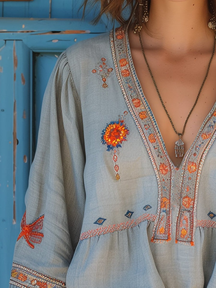 Stylische Damen Bluse für Frühling & Sommer: V-Ausschnitt Boho-Top mit zarter Blumenstickerei.