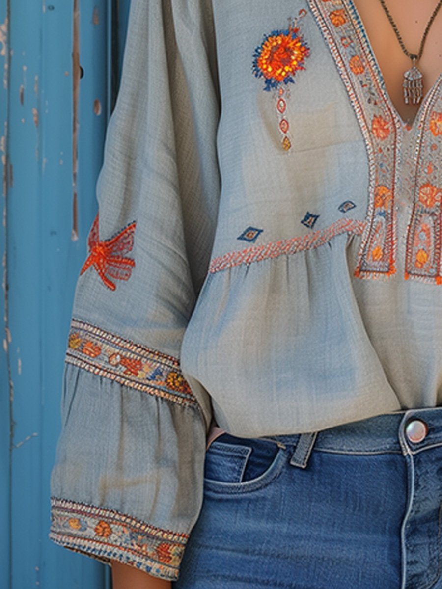 Hellblaue leichte Damen-Boho-Bluse mit aufwendiger Stickerei & V-Ausschnitt.