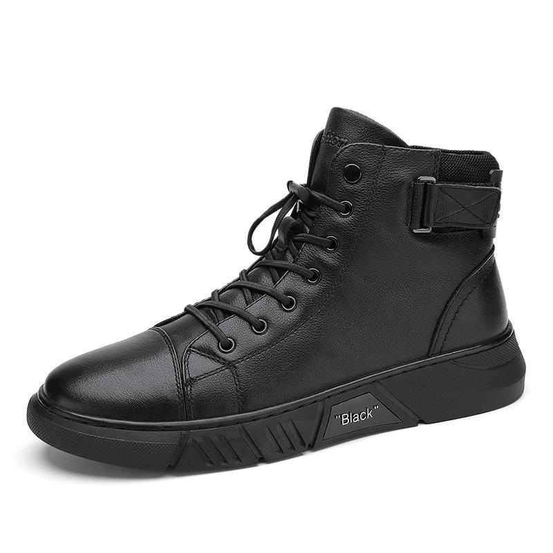 Nahaufnahme der handgefertigten schwarzen Lederstiefel für Herren, zeigt die Qualität und Handwerkskunst.