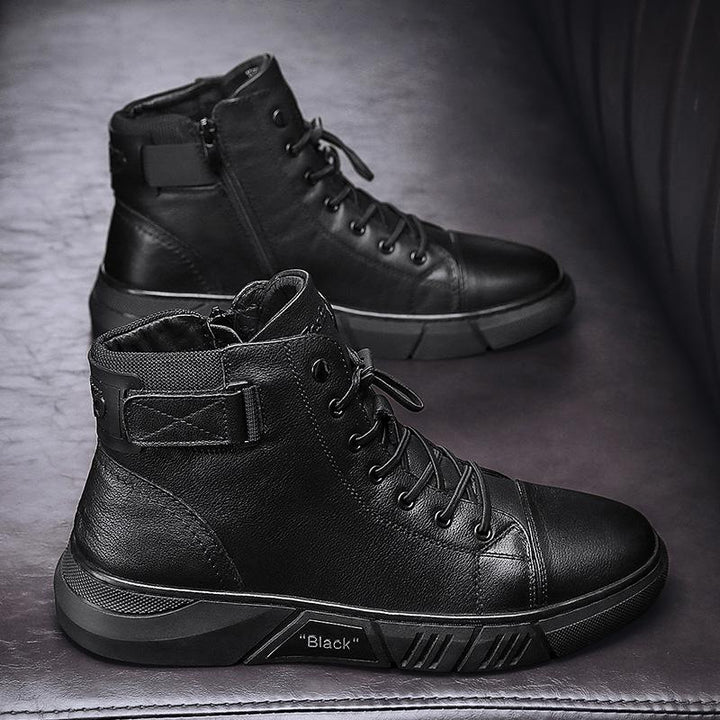 Profilansicht eleganter schwarzer Herren Stiefel, vielseitig für Herbst, Winter und den stilvollen Alltag.