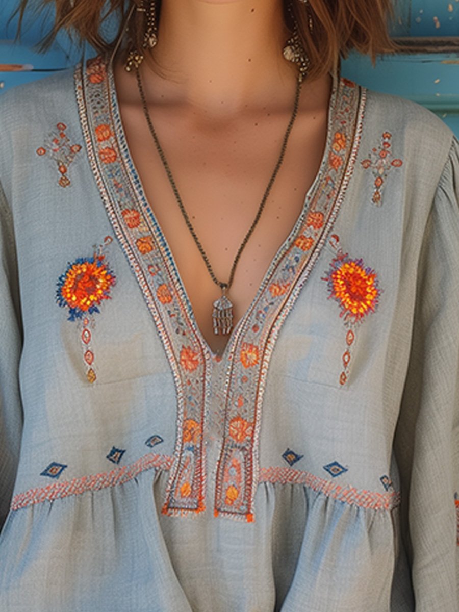 Hellblaue leichte Damen Sommerbluse im Boho-Stil mit feiner Stickerei, ideal für Freizeit.