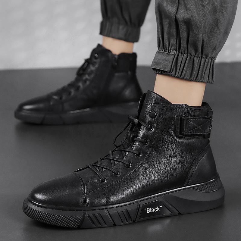 Schwarze handgefertigte Lederstiefel für Herren, stilvoll und komfortabel, ideal für Alltag & Freizeit.