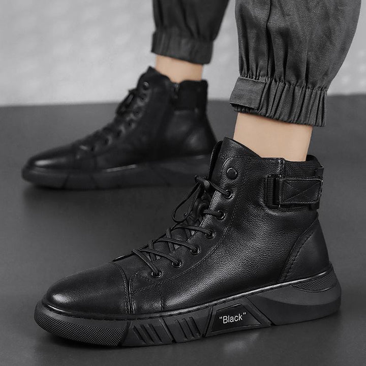 Schwarze handgefertigte Lederstiefel für Herren, stilvoll und komfortabel, ideal für Alltag & Freizeit.