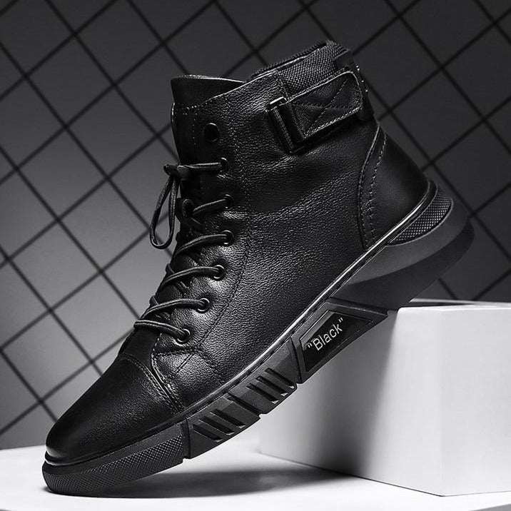 Vorderansicht stilvoller schwarzer Herren-Lederstiefel, handgefertigt, eleganter Look für jeden Anlass.