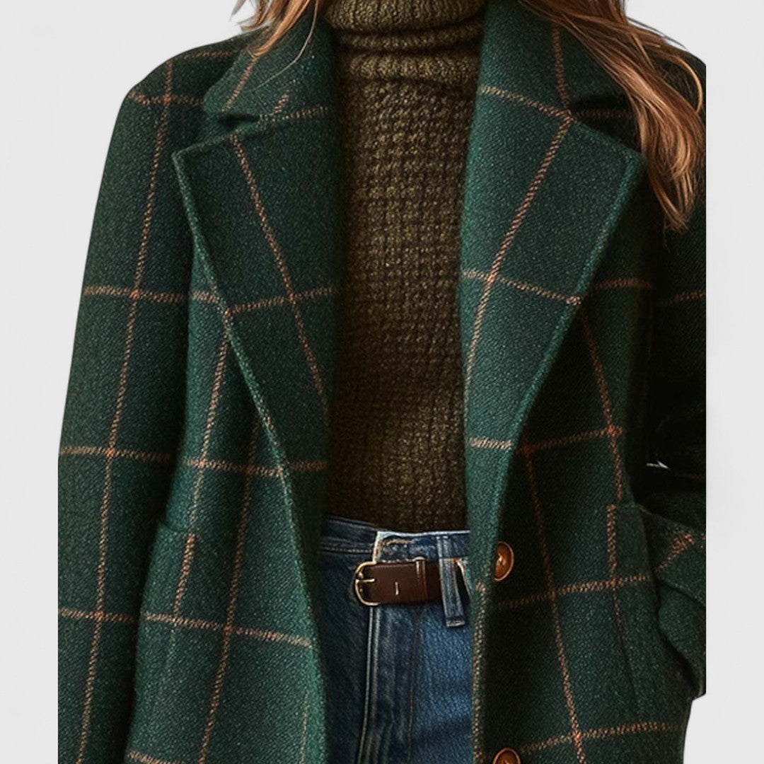 Stilvoller Damen Karomantel mit zeitlosem Karomuster. Klassische, grüne Oberbekleidung für schicke Herbstlooks.