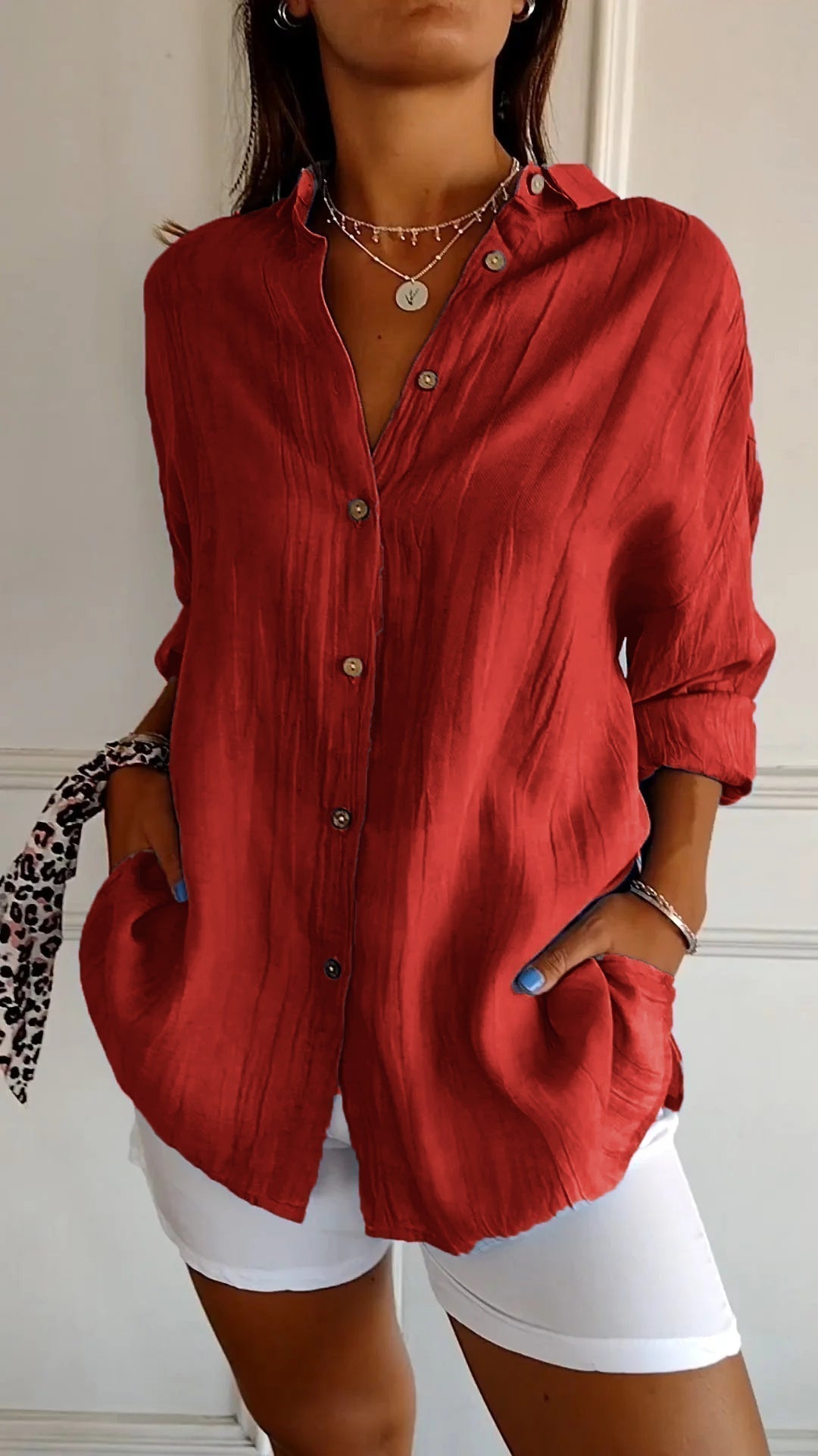 Elegante Frauenbluse, ideal für Business und Freizeit. Klassische Langarm-Bluse, vielseitig kombinierbar.