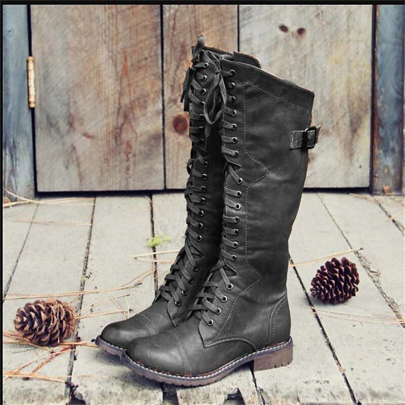 Modische rote Lena Damen Reitstiefel mit Schnürung. Elegante und bequeme Damenschuhe mit Profilsohle für den Winter.