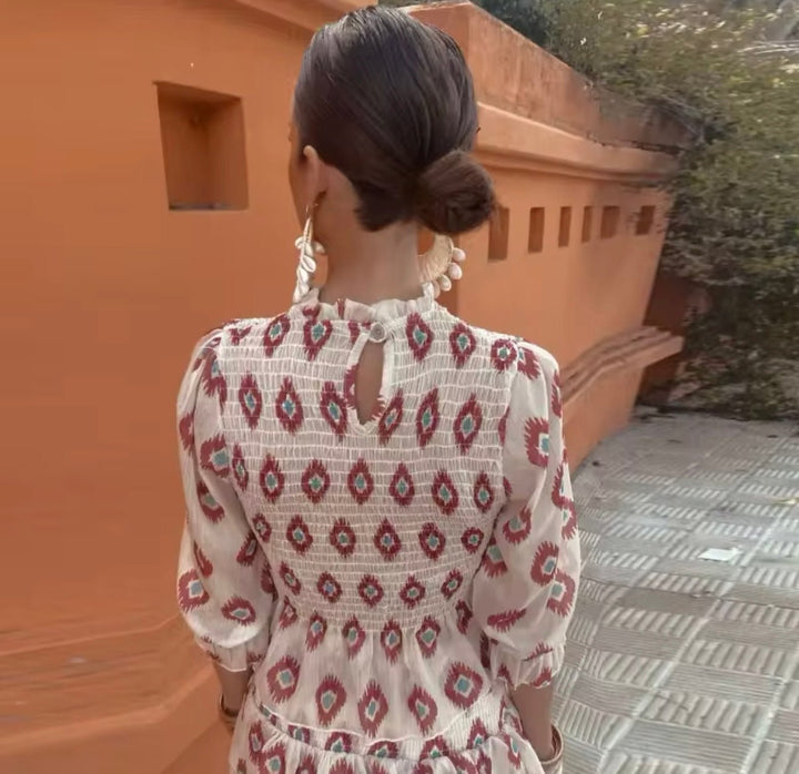 Festliches weißes Damenkleid im Boho-Stil mit verspielten Volants, als schickes Sommerkleid oder Hochzeitsgast-Outfit.