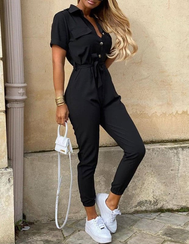 Moderner Damen Jumpsuit mit elegantem Gürtel & kurzen Ärmeln. Ideal als Frühlingsmode oder für Partys.