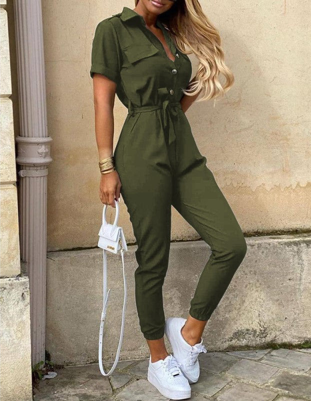 Attraktiver Damen Playsuit mit kurzen Ärmeln. Ein schicker Einteiler für Frühling & Sommer, betont die Taille.