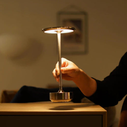 Tragbare AuraGlow kabellose Tischlampe, smarte LED Beleuchtung für jeden Raum, vielseitig einsetzbar.