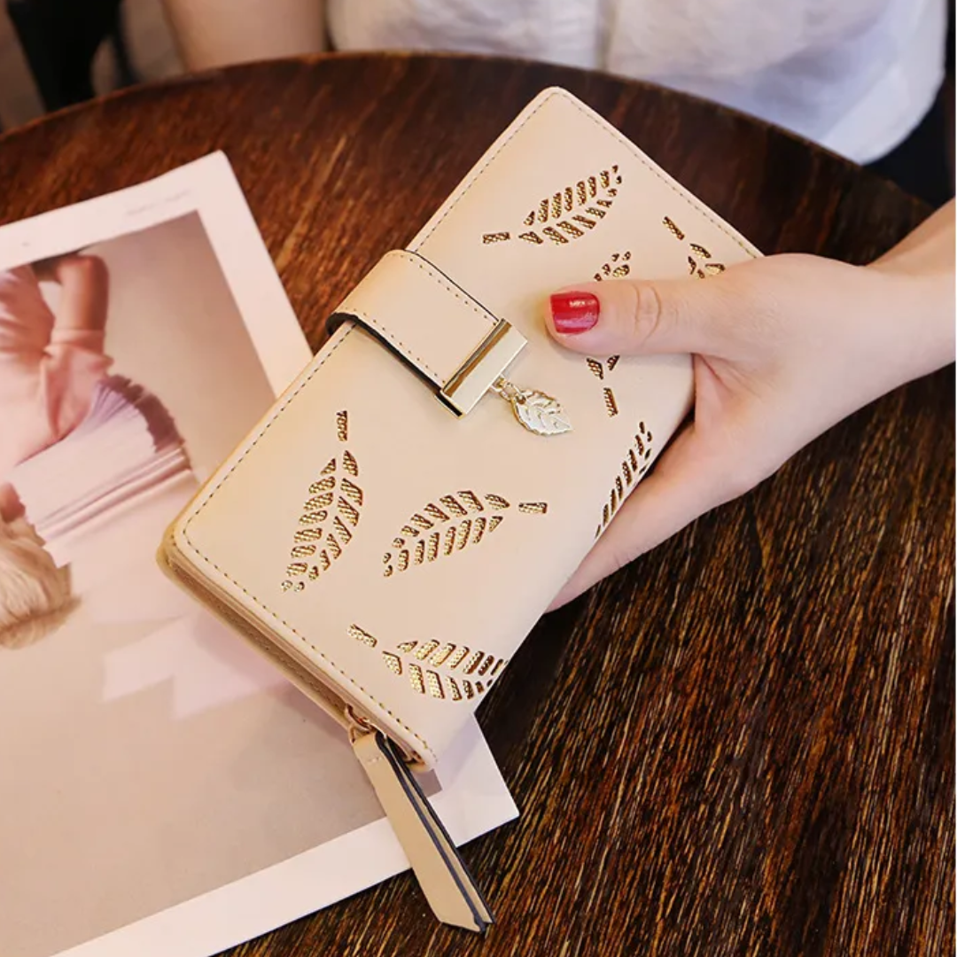 Modisches Damen Portemonnaie mit goldenem Blättermotiv. Ideal für stilbewusste Frauen.