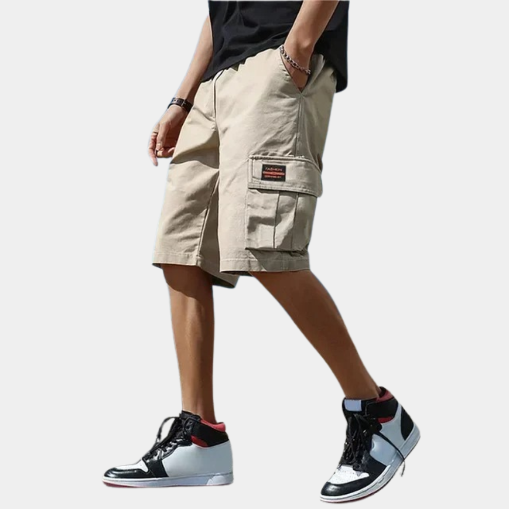 Stylische Herren Cargo-Shorts in lässigem Schnitt, ideal für Outdoor-Aktivitäten im Sommer.