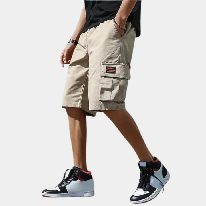 Stylische Herren Cargo-Shorts in lässigem Schnitt, ideal für Outdoor-Aktivitäten im Sommer.