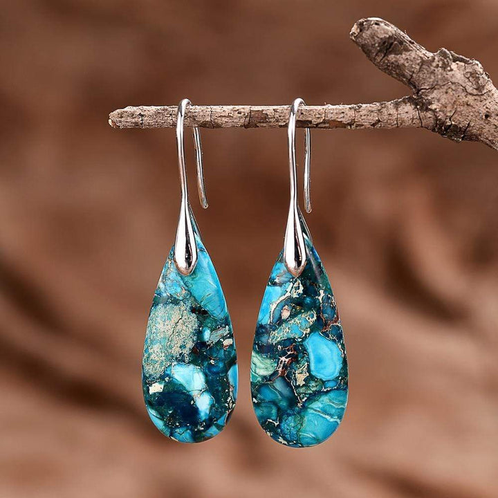 Damen Ohrringe mit blauem Jaspis in eleganter Tropfenform. Stilvoller Boho-Schmuck, Steinohrringe.