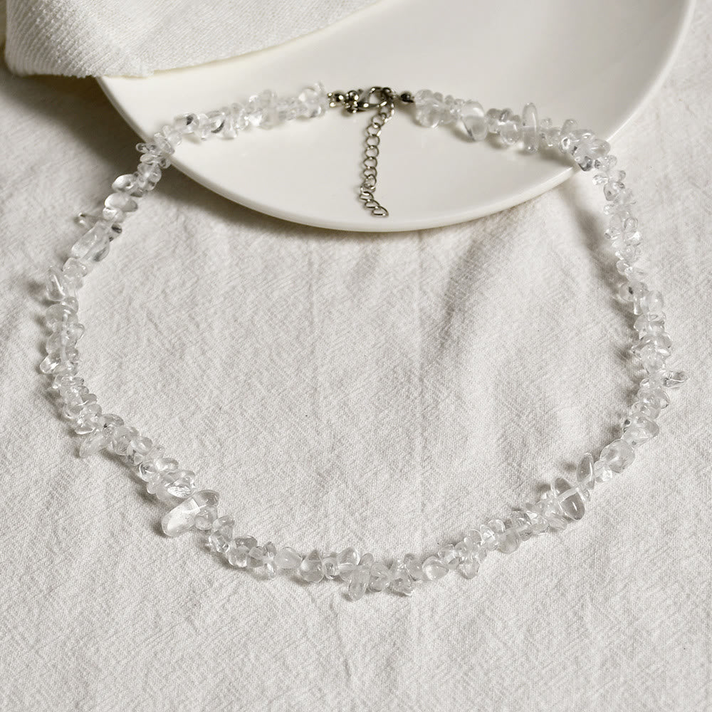 Feminine Halskette mit einzigartigen, polierten Natursteinen; elegante Geschenkidee.